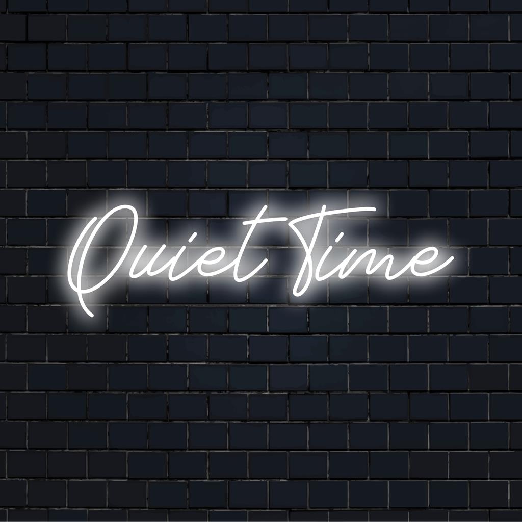 Individuelles LED-Neonschild, das „Quiet Time“ mit stimmungsvollem Licht beleuchtet, perfekt für ruhige Räume und beruhigende Dekorationen.