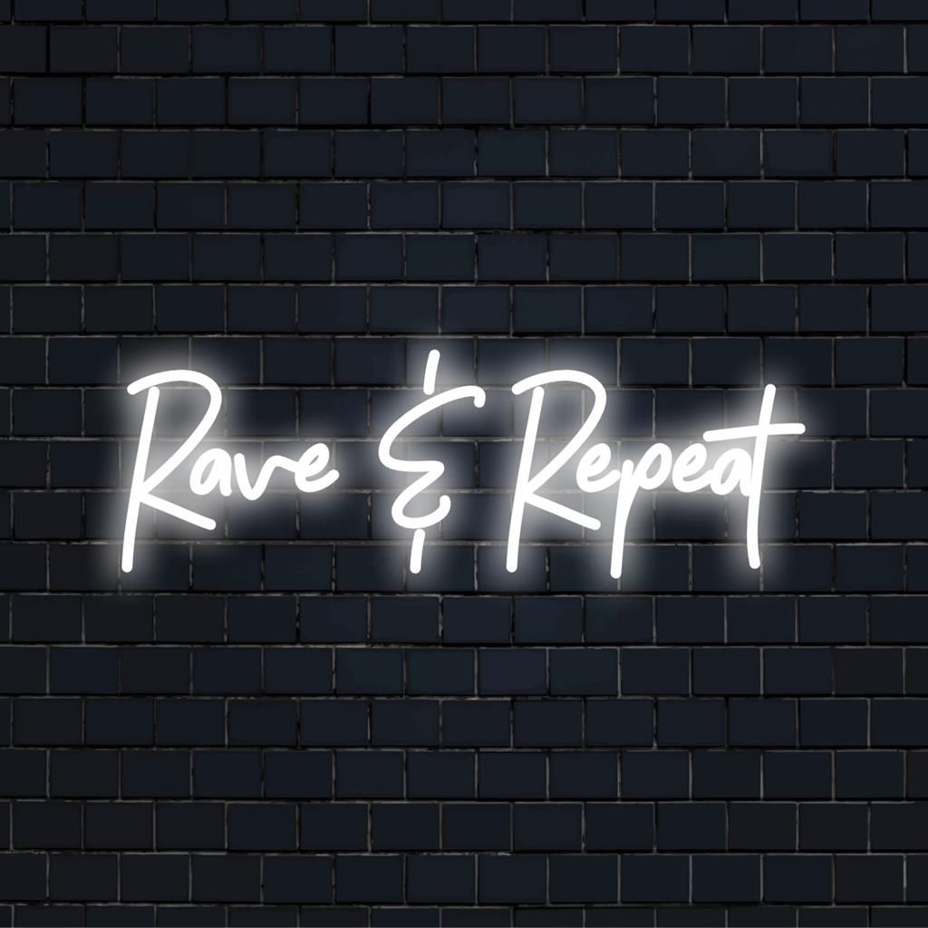 Lebendiges, individuelles LED-Neonschild mit dem Motto „Rave Repeat“, perfekt für trendige Räume; ideal als Neon-Zitatkunst und Dekorationselement.