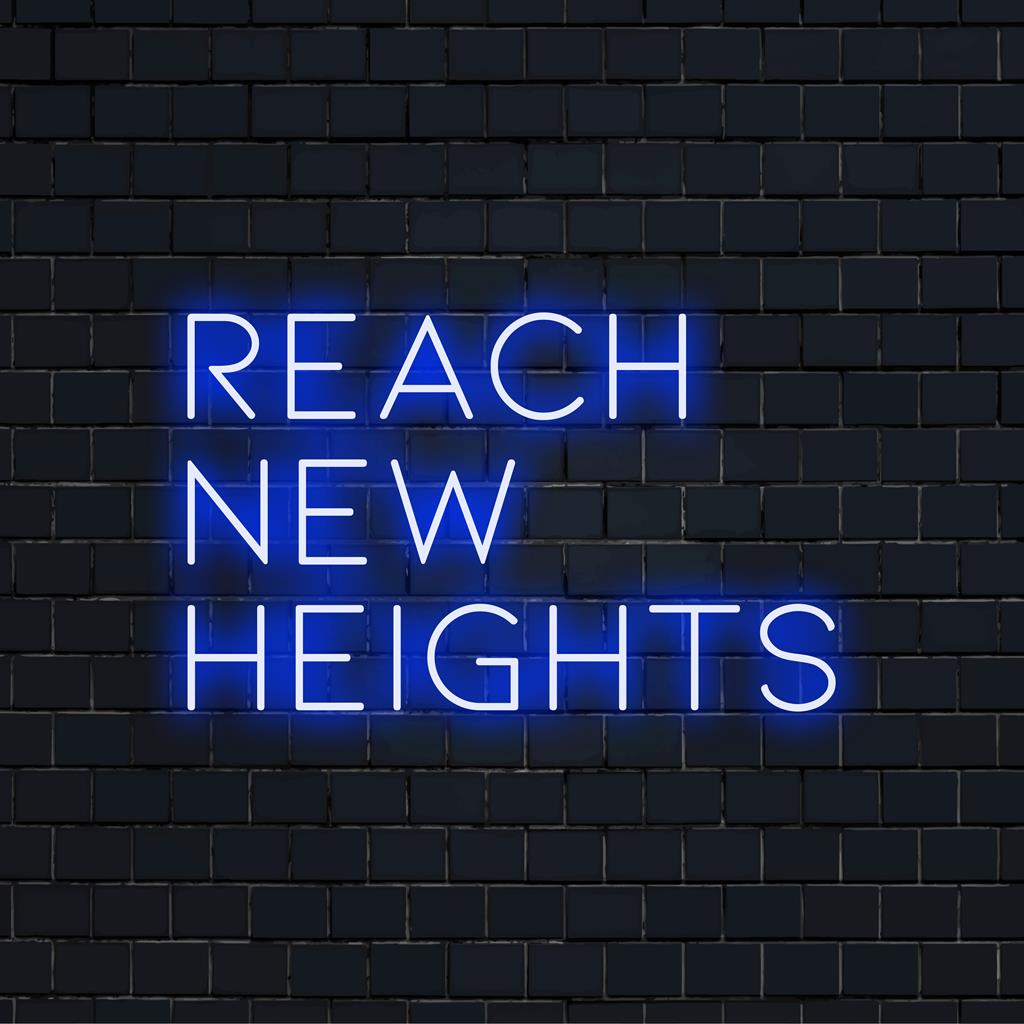 Individuelles LED-Neonschild mit der Aufschrift „Reach New Heights“ in leuchtenden Farben, perfekt für eine inspirierende und stilvolle Einrichtung.
