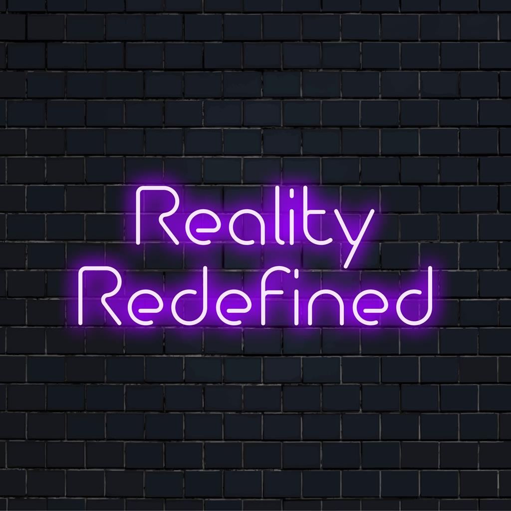 LED-Neonschild mit dem Text „Reality Redefined“ und leuchtenden Buchstaben. Ideal als moderne Wanddekoration oder einzigartiges Neon-Statement.