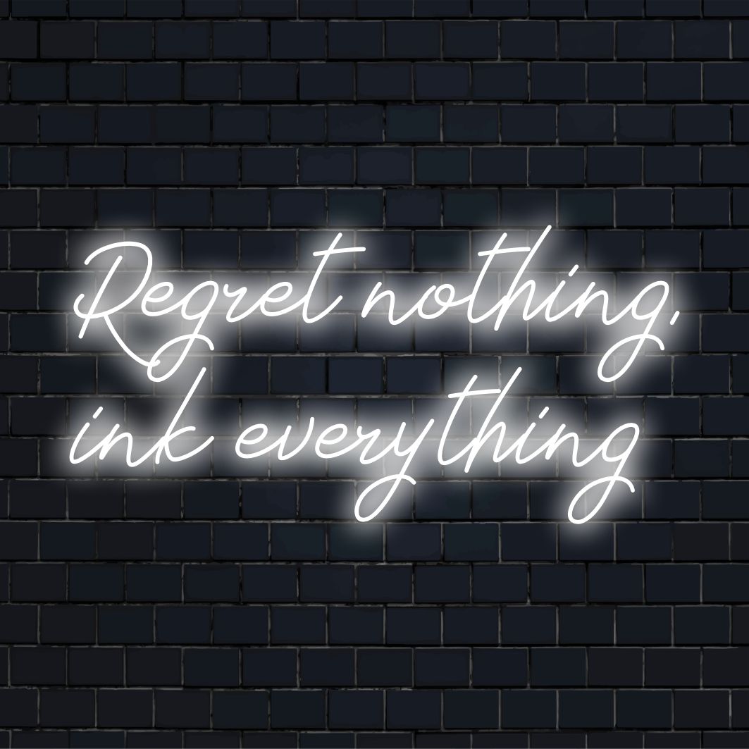 Individuelles LED-Neonschild mit dem Satz „Regret Nothing, Ink Everything“, perfekt zum Personalisieren von Räumen mit lebendiger Energie.