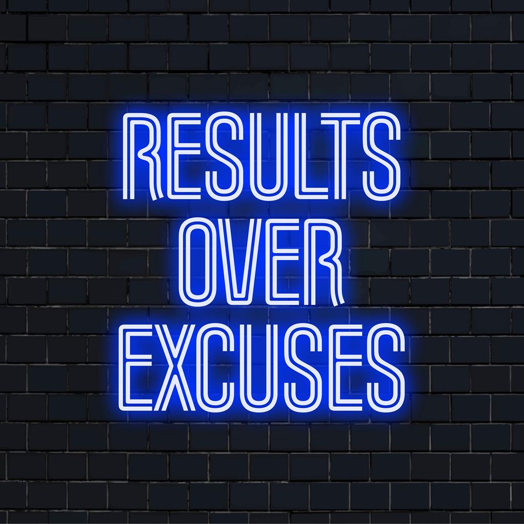 Individuelles LED-Neonschild mit dem Satz „Results Over Excuses“, lebendige Neon-Wandkunst für motivierende Dekoration.