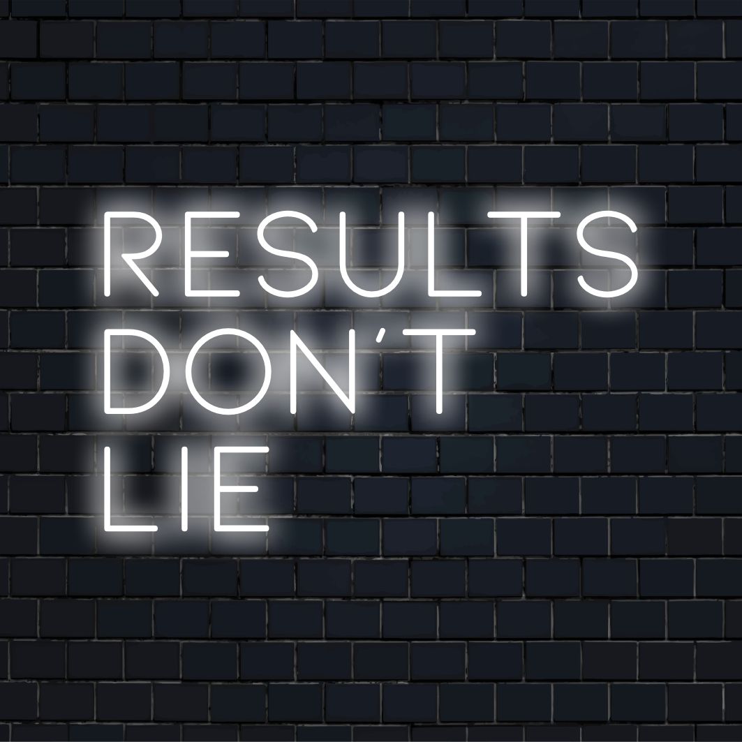 Individuelles LED-Neonschild mit dem Satz „Results Don’t Lie“, das Motivation und Wahrheit im lebendigen Neon-Art-Stil verkörpert.