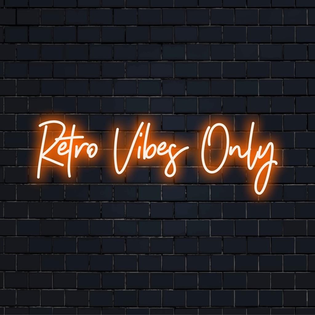 LED-Neonschild „Retro Vibes Only“: Verströmt nostalgischen Charme und verbindet leuchtende Kunstfertigkeit mit personalisierter Dekorästhetik.