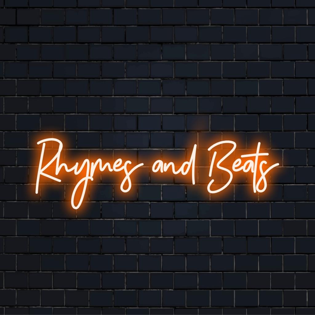 Lebendiges, individuelles LED-Neonschild von Rhymer And Beats, perfekt, um jedem Raum eine persönliche Note zu verleihen.