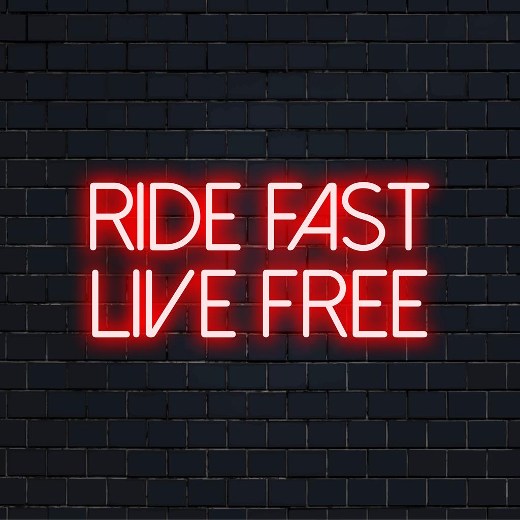 LED-Neonschild mit dem Satz „Ride Fast Live Free“ in fetten Neonbuchstaben; perfekte Neon-Wandkunst für Freigeister.