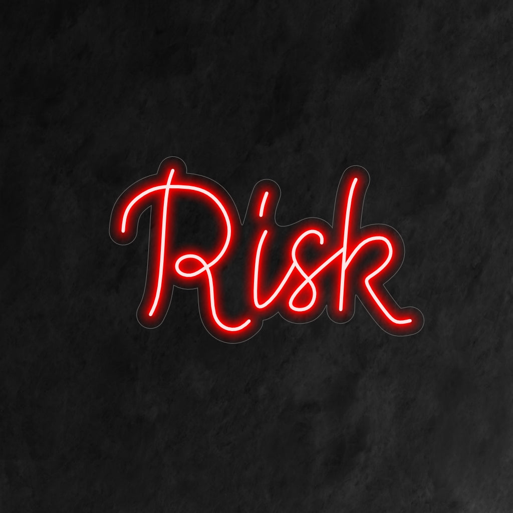 „Risk Neon Sign“ lässt das Wort „Risk“ deutlich erstrahlen und verleiht Ihrem Raum ein Gefühl von Abenteuer und Wagemut.“