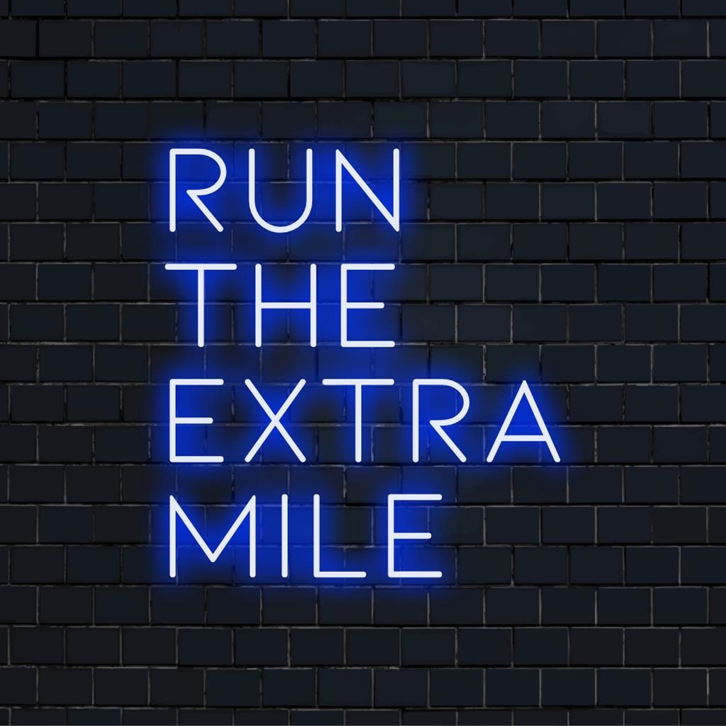 Leuchtendes LED-Neonschild mit dem Text „Run The Extra Mile“, perfekt für motivierende Dekoration und personalisierte Neonschildkunst.