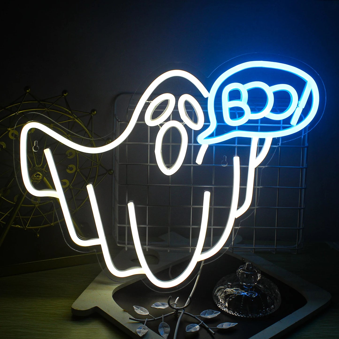 Ein LED-Neonschild mit Halloween-Motiv, leuchtenden Farben und kreativem Design.