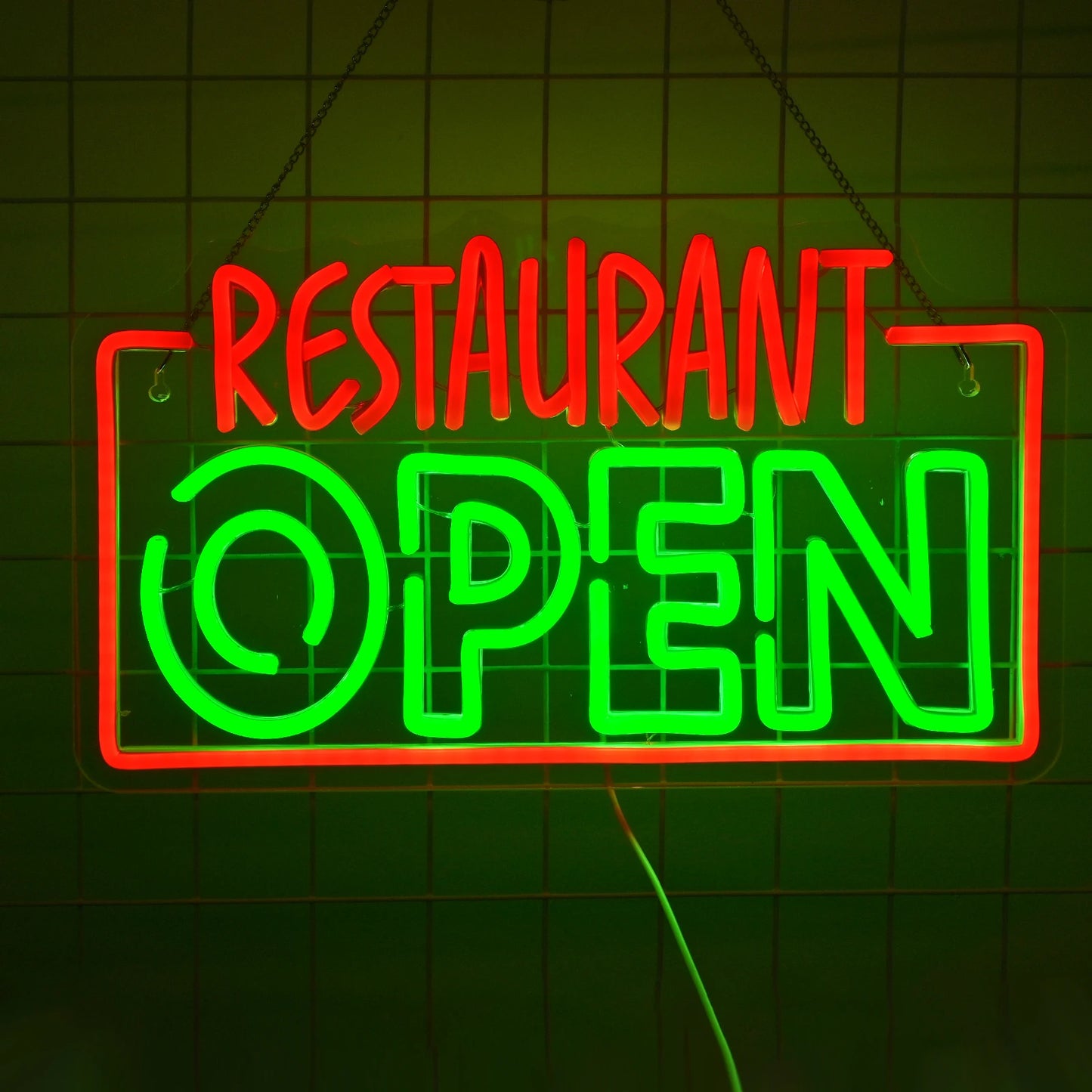 Das Bild zeigt ein leuchtendes, beleuchtetes LED-Neonschild mit dem Wort „OPEN“ in fetten Großbuchstaben.