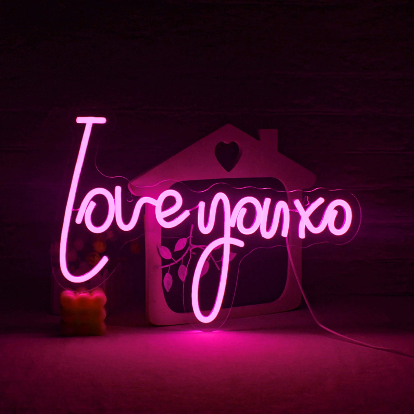 Das Bild zeigt ein lebendiges und auffälliges handgefertigtes LED-Neonschild mit der Aufschrift „Love You XO“.