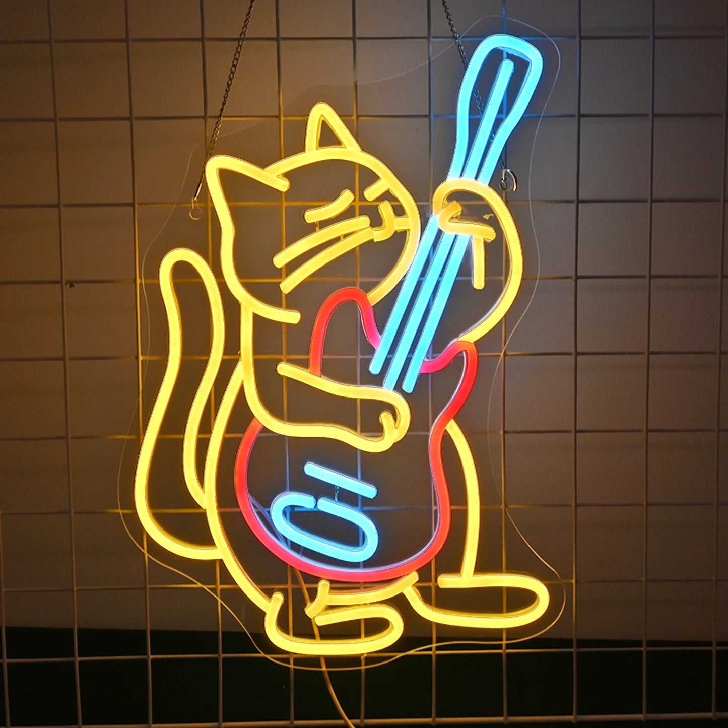 „Auf einem LED-Neonschild ist eine Katze im Cartoon-Stil zu sehen, die energisch E-Gitarre spielt.
