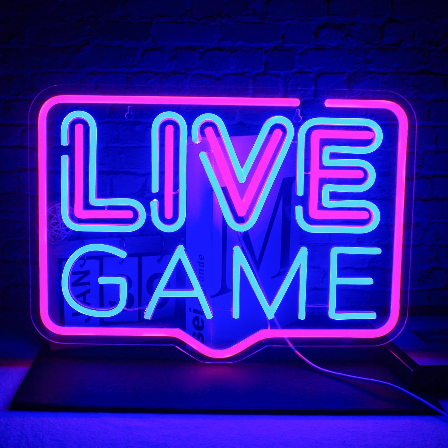Das Bild zeigt ein lebendiges und farbenfrohes LED-Neonschild „Live Game“, das mit Präzision gefertigt wurde, um seine handgefertigte Qualität zu demonstrieren.