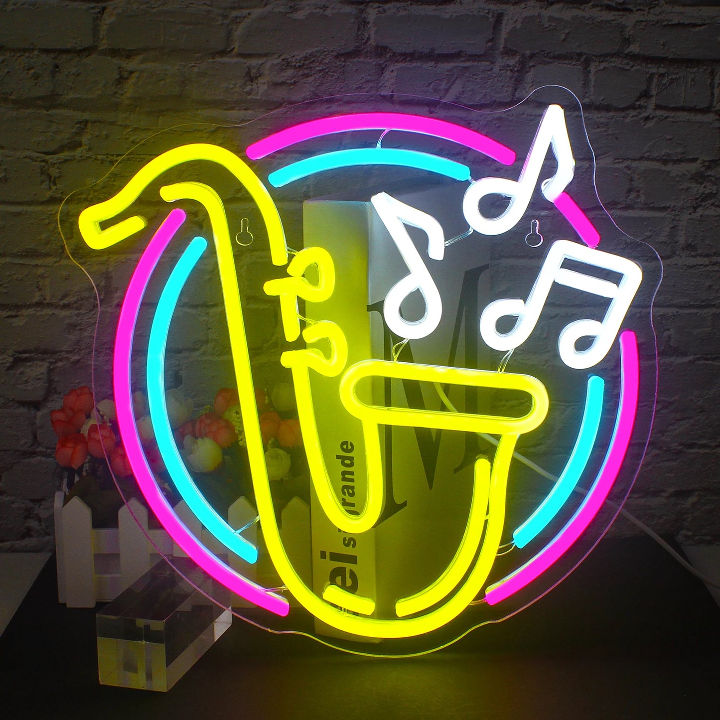 Ein leuchtendes LED-Neonschild in Form eines Saxophons ist deutlich vor einem dunklen Hintergrund zu sehen.