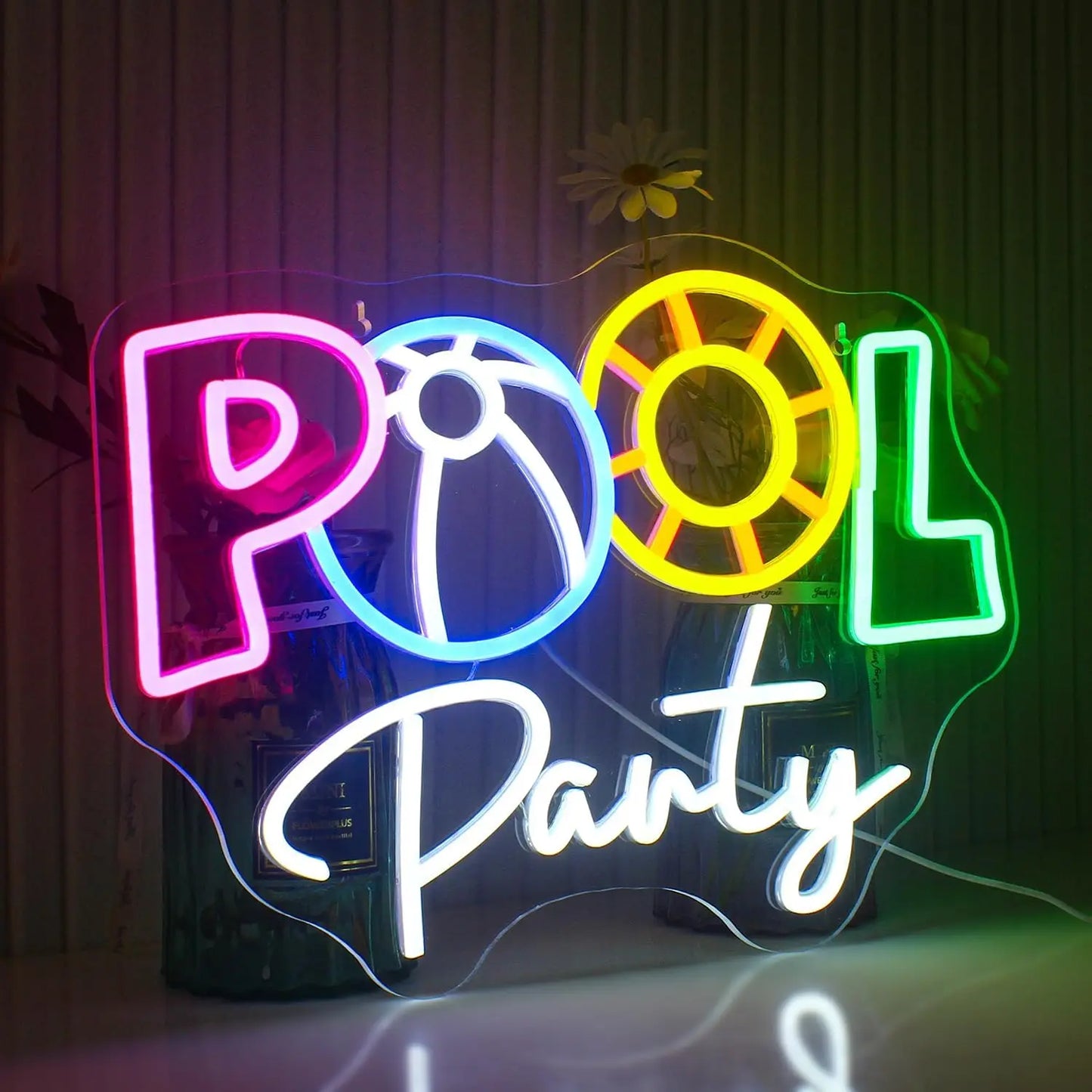 Es wird ein farbenfrohes LED-Neonschild mit Poolparty-Motiv angezeigt, auf dem in fetter, verspielter Schrift die Worte „Poolparty“ stehen.