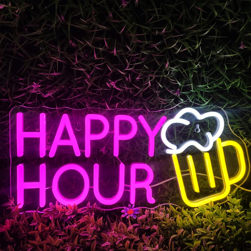 Das Bild zeigt ein leuchtendes LED-Neonschild mit den Worten „Happy Hour“ in einer verspielten und einladenden Schrift.