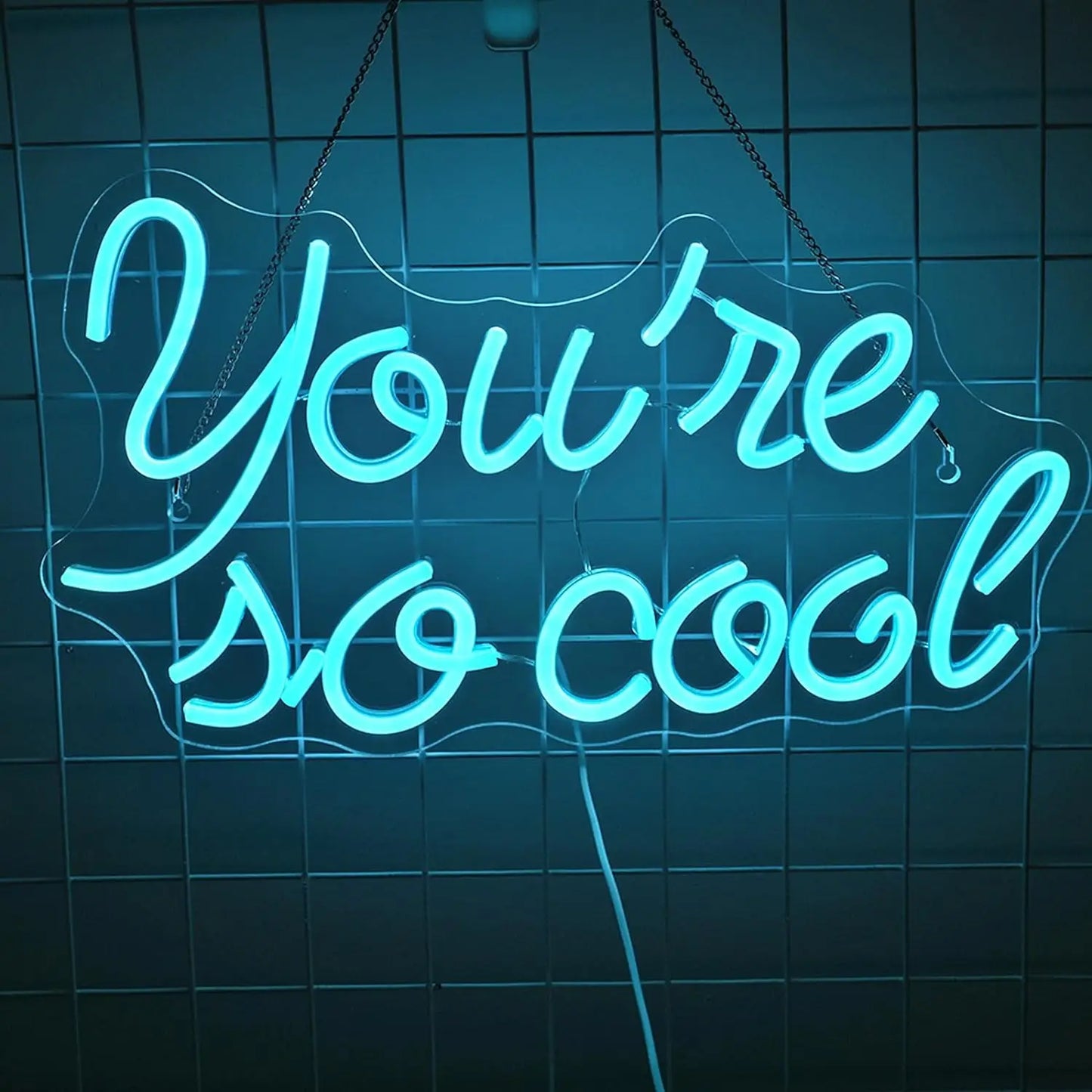 Das Bild zeigt ein stilvolles, handgefertigtes LED-Neonschild mit dem Satz „You Are So Cool“ in einem leuchtenden Eisblau.