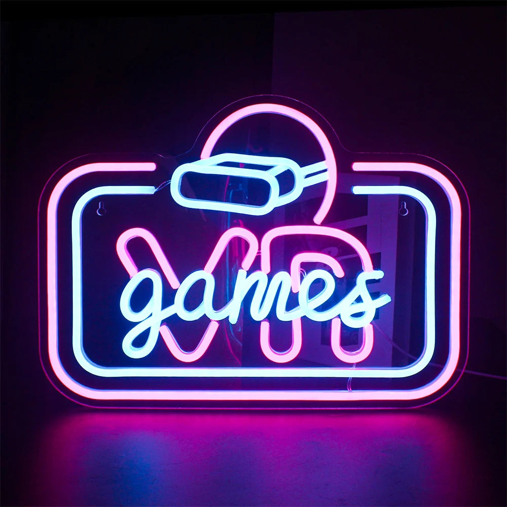 Das Bild zeigt ein leuchtendes LED-Neonschild mit dem Text „VR Game“ in fetten, modernen Buchstaben.