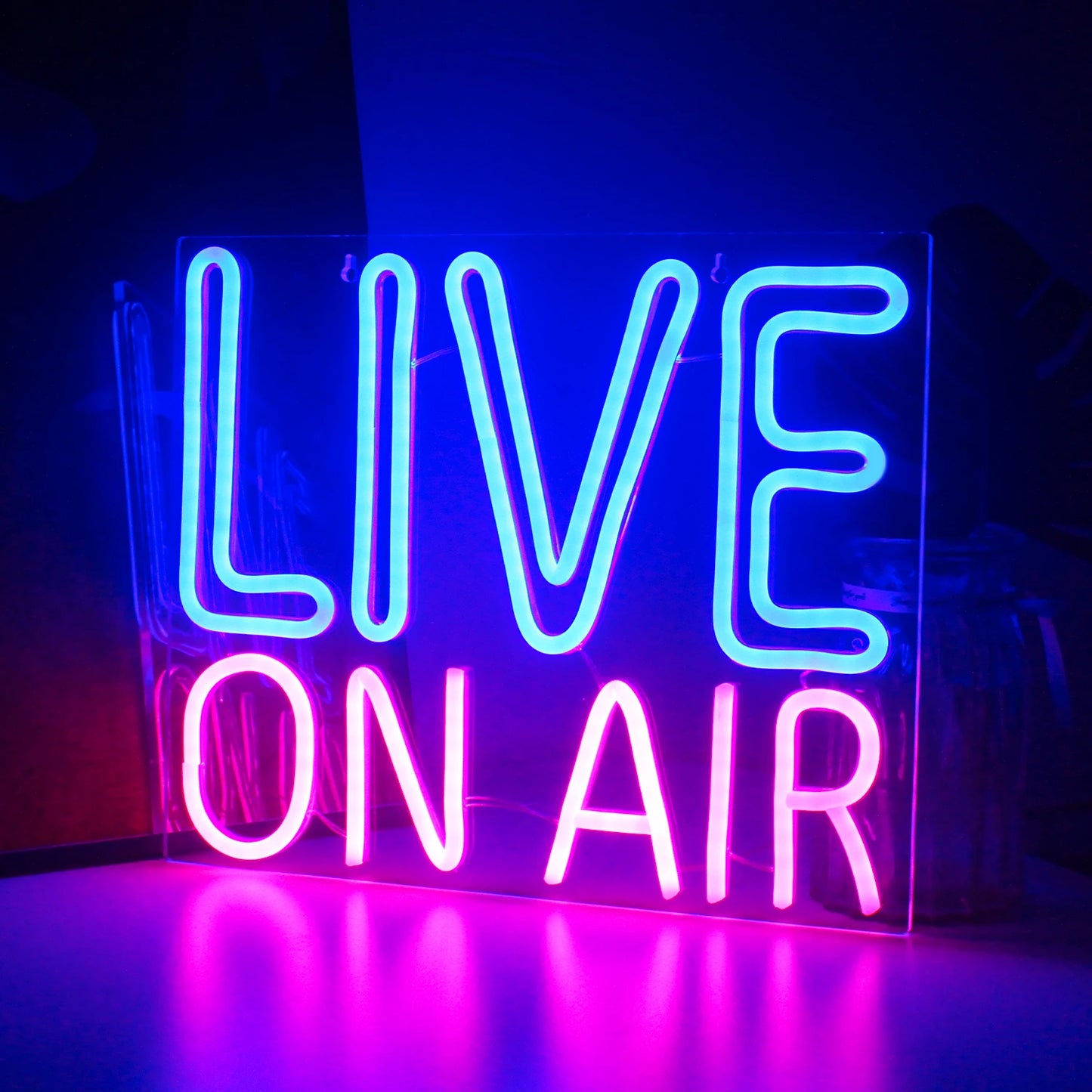 Das Bild zeigt ein leuchtendes LED-Neonschild mit der Aufschrift „Live On Air“ in fetten, fesselnden Buchstaben.