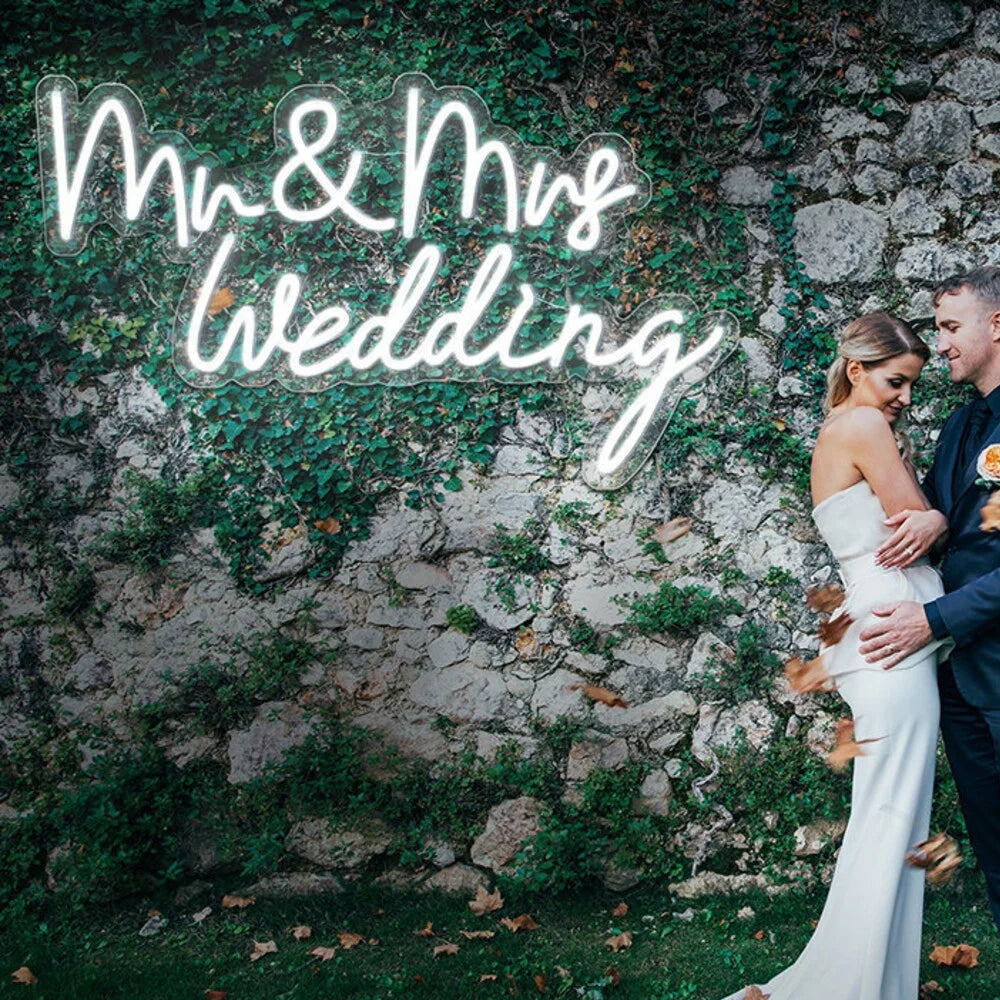 Das Bild zeigt ein stilvolles LED-Neonschild mit den Worten „Mr & Mrs“ in eleganter Schreibschrift.