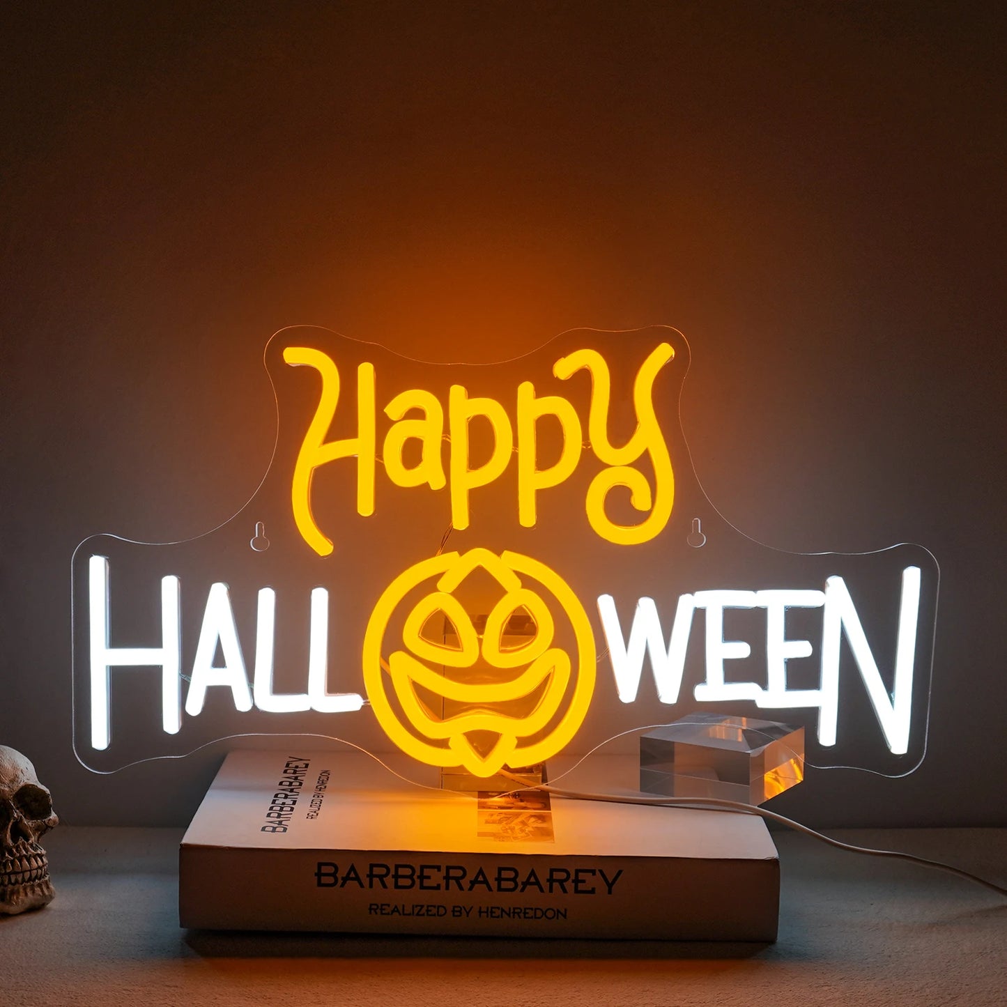 Ein leuchtendes LED-Neonschild mit den Worten „Happy Halloween“ in einer festlichen Schriftart.