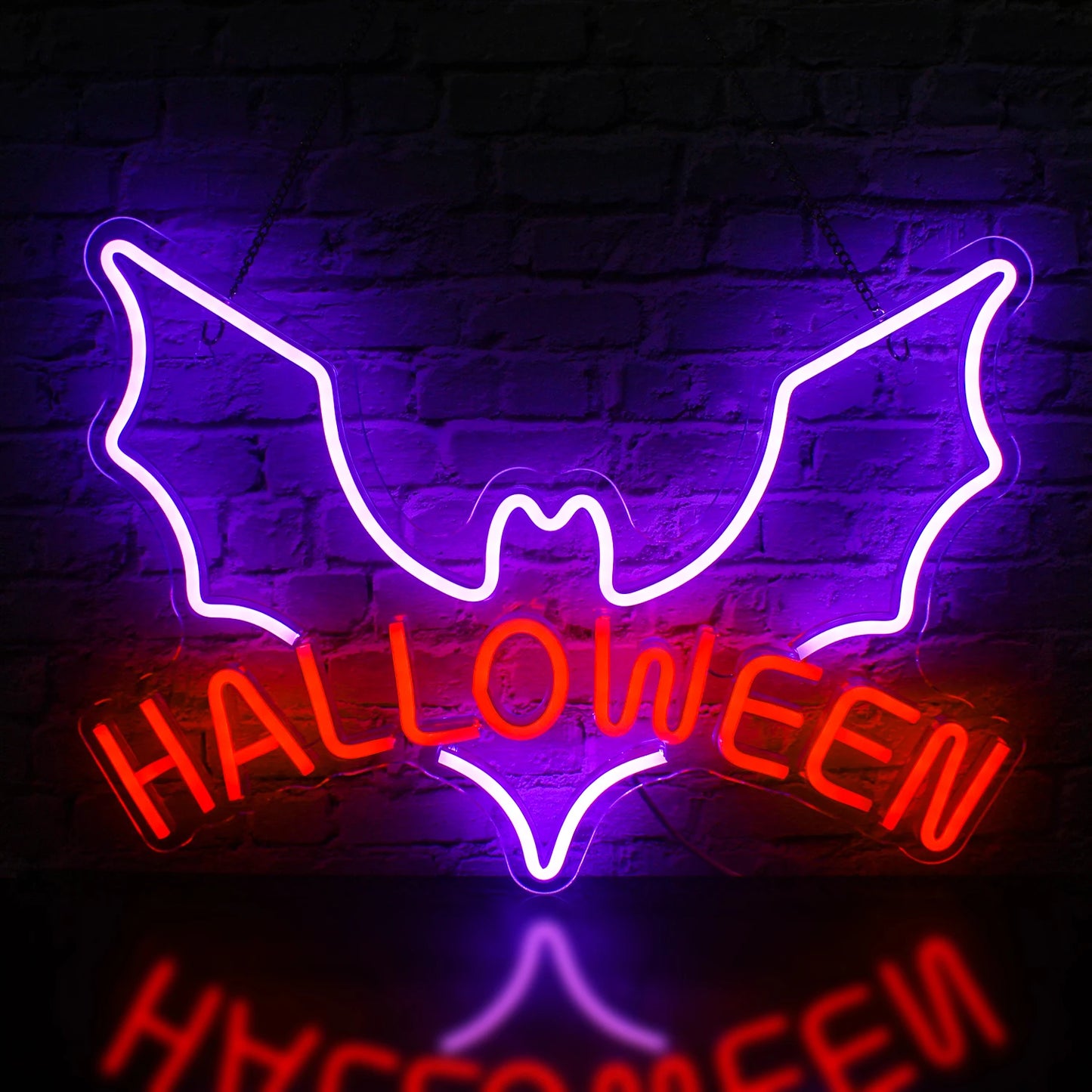 Ein leuchtendes, handgefertigtes LED-Neonschild zeigt das Wort „Halloween“ in leuchtenden Orange- und Lilatönen.