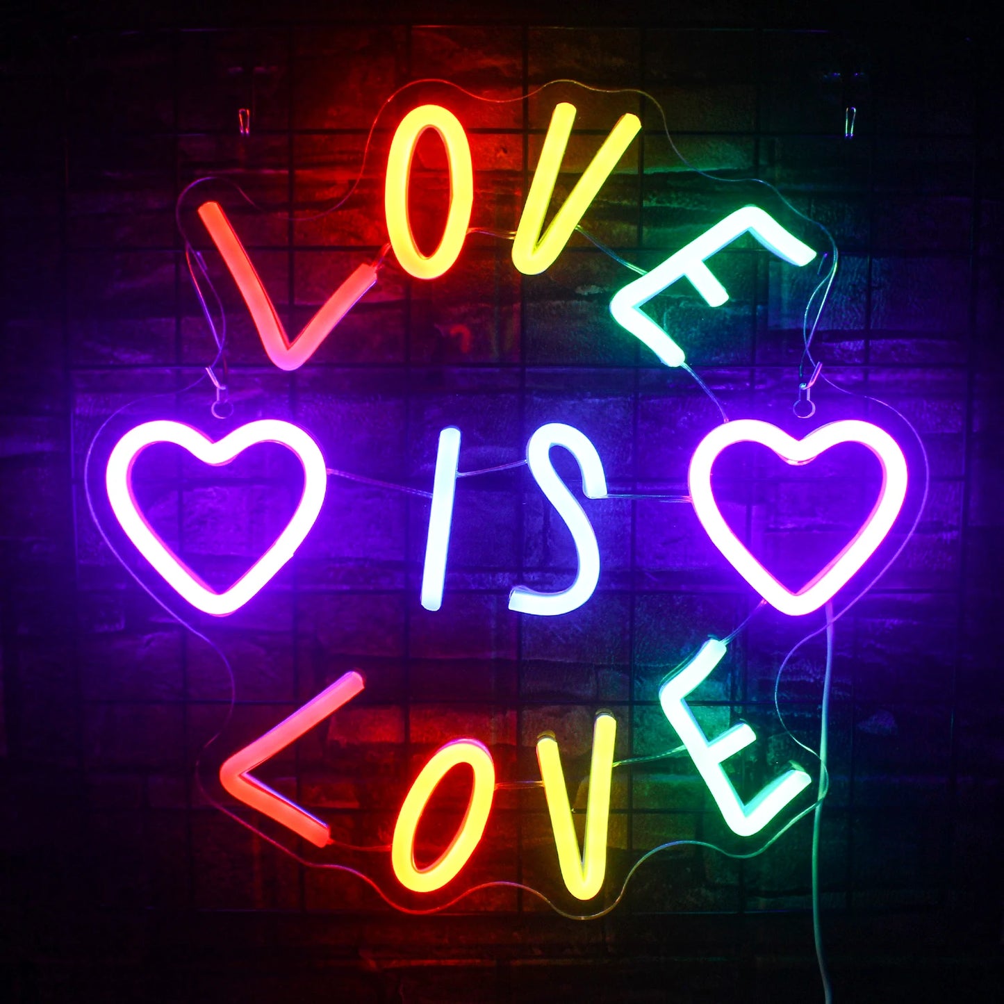 Das Bild zeigt ein LED-Neonschild mit der Aufschrift „Love“, das wunderschön in einem leuchtenden Rosaton erleuchtet ist.