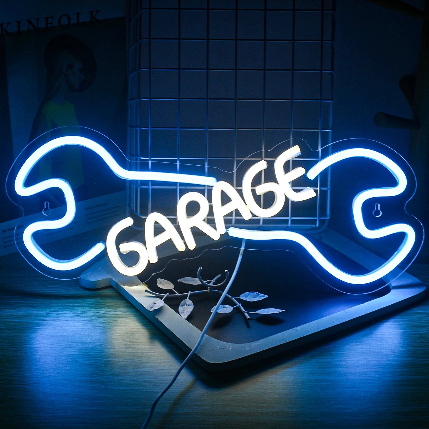 Das Bild zeigt ein leuchtendes LED-Neonschild mit der Aufschrift „Garage“ in fetten, röhrenförmigen Buchstaben.