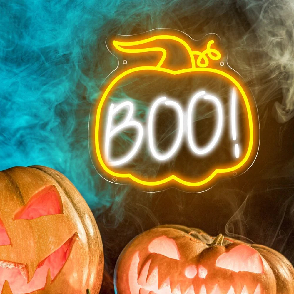 „Das Bild zeigt ein leuchtendes LED-Neonschild mit Halloween-Motiv, das vor einem dunklen Hintergrund leuchtet.