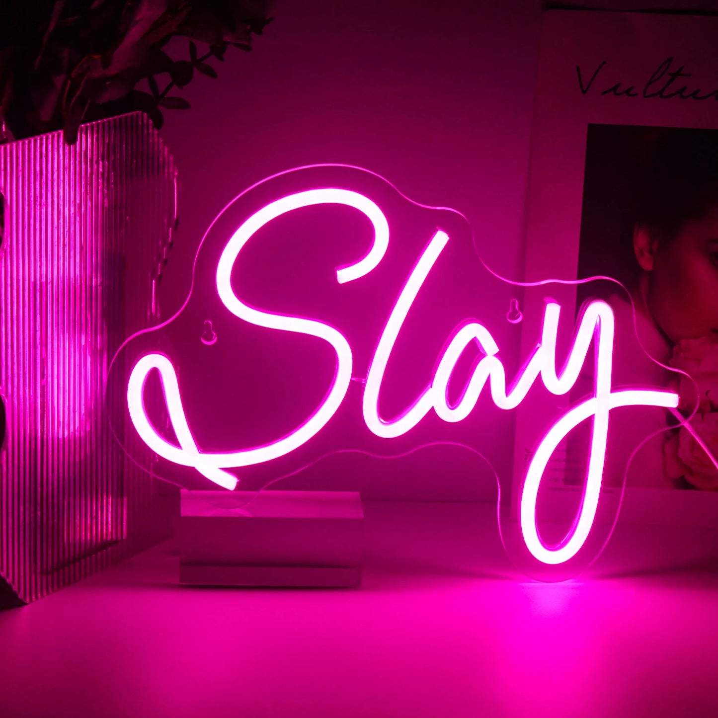 Das Bild zeigt ein leuchtendes, handgefertigtes LED-Neonschild mit dem Wort „Slay“ in einer stilvollen Schreibschrift.