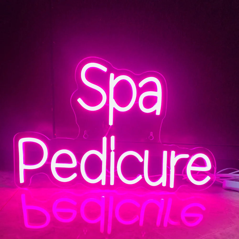 Das Bild zeigt ein leuchtendes LED-Neonschild „Spa Pedicure“ in einem eleganten und modernen Stil.