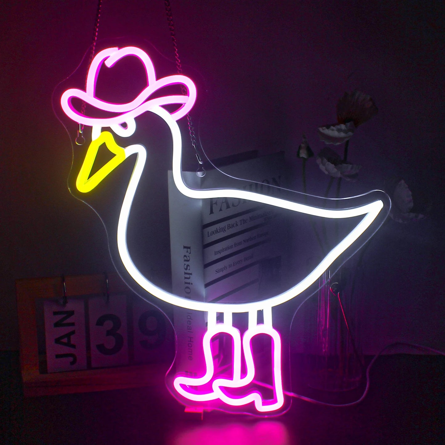 Das Bild zeigt ein leuchtendes LED-Neonschild in Form einer Cowboy-Ente.