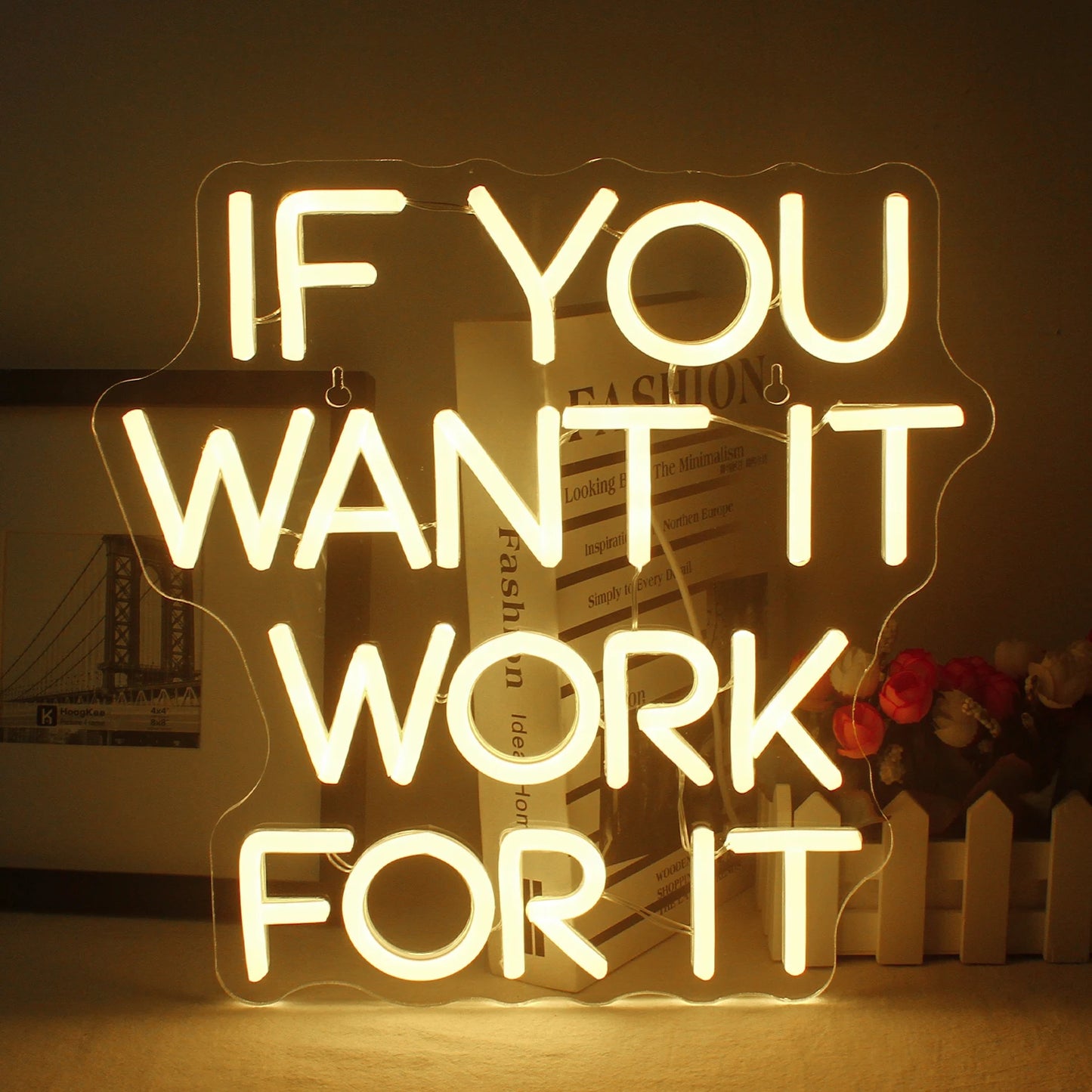 Das Bild zeigt ein LED-Neonschild mit dem Satz „If You Want It Work For It“ in hellen, leuchtenden Farben.