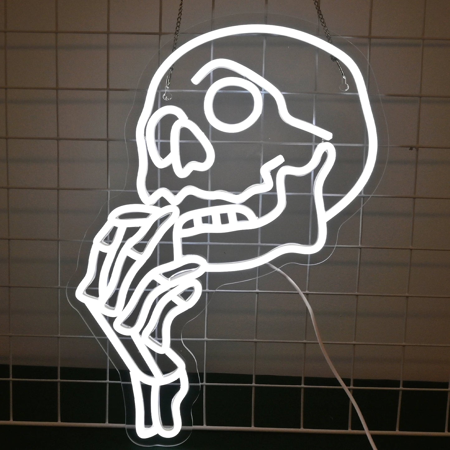 Das Bild zeigt ein lebendiges, handgefertigtes LED-Neonschild in Form eines Totenkopfes.
