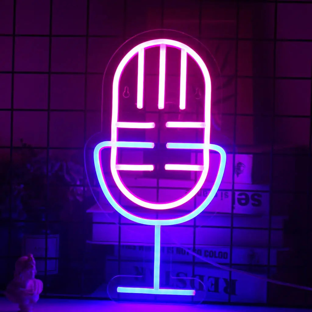 Ein leuchtendes LED-Neonschild in Form eines klassischen Mikrofons.