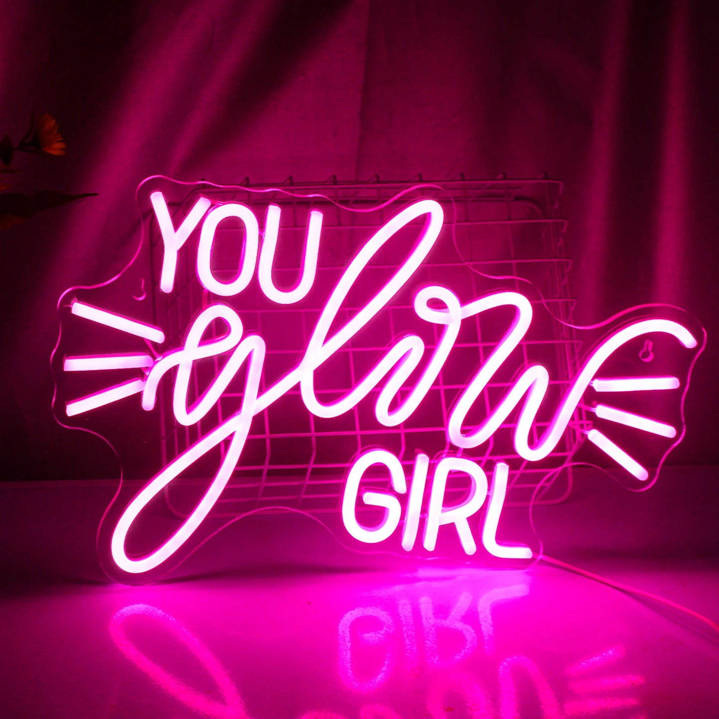 Das Bild zeigt ein leuchtendes LED-Neonschild mit der Aufschrift „You Glow Girl“ in einer stilvollen Schreibschrift.