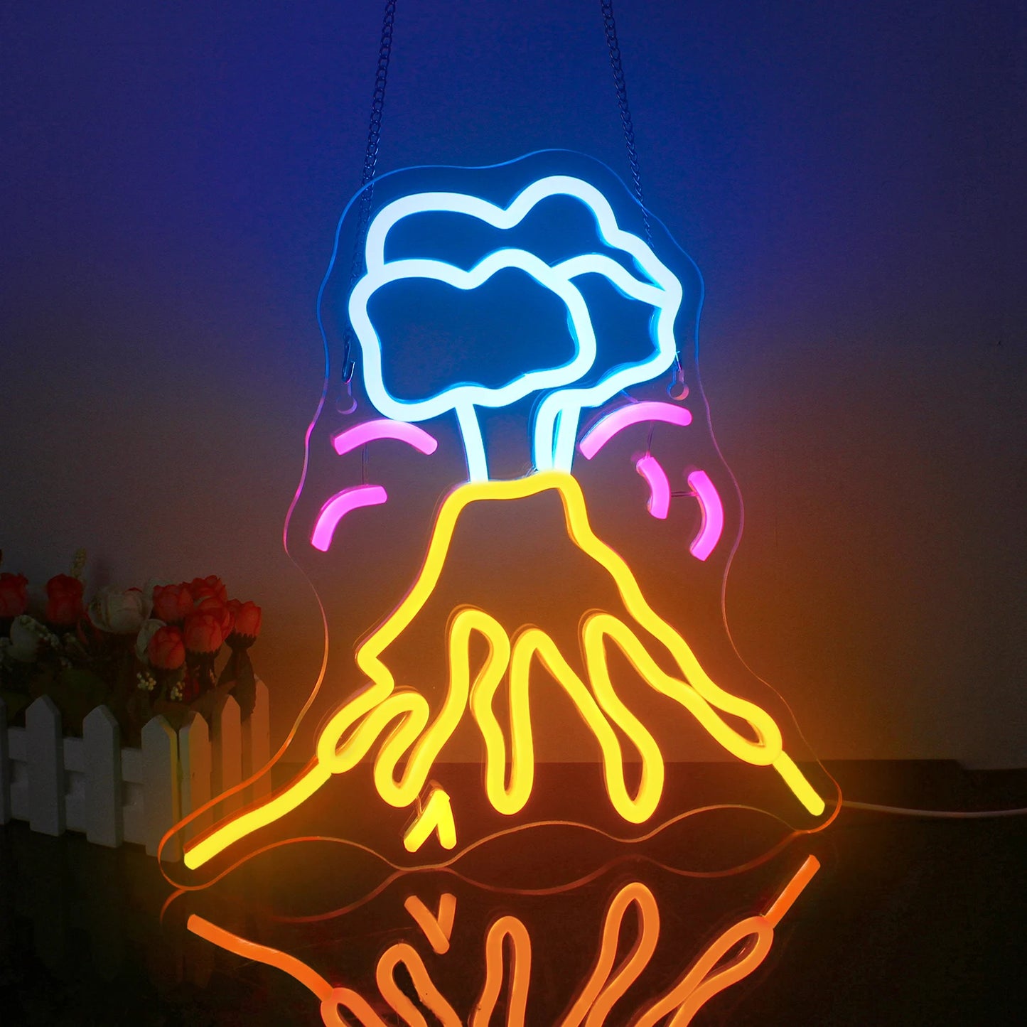 Das Bild zeigt ein leuchtendes LED-Neonschild in Form eines Vulkans.