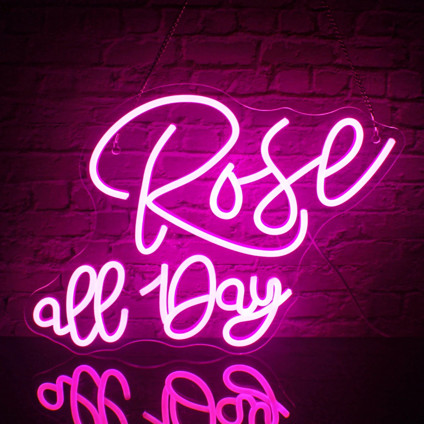 Das Bild zeigt ein leuchtendes LED-Neonschild mit dem Satz „Rosé All Day“ in eleganter Schreibschrift.