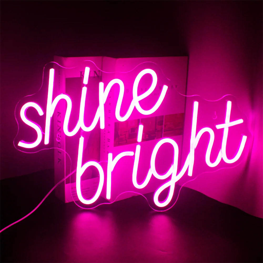 Das Bild zeigt ein lebendiges und stilvolles LED-Neonschild mit der Aufschrift „Shine Bright“ in eleganter, kursiver Handschrift.