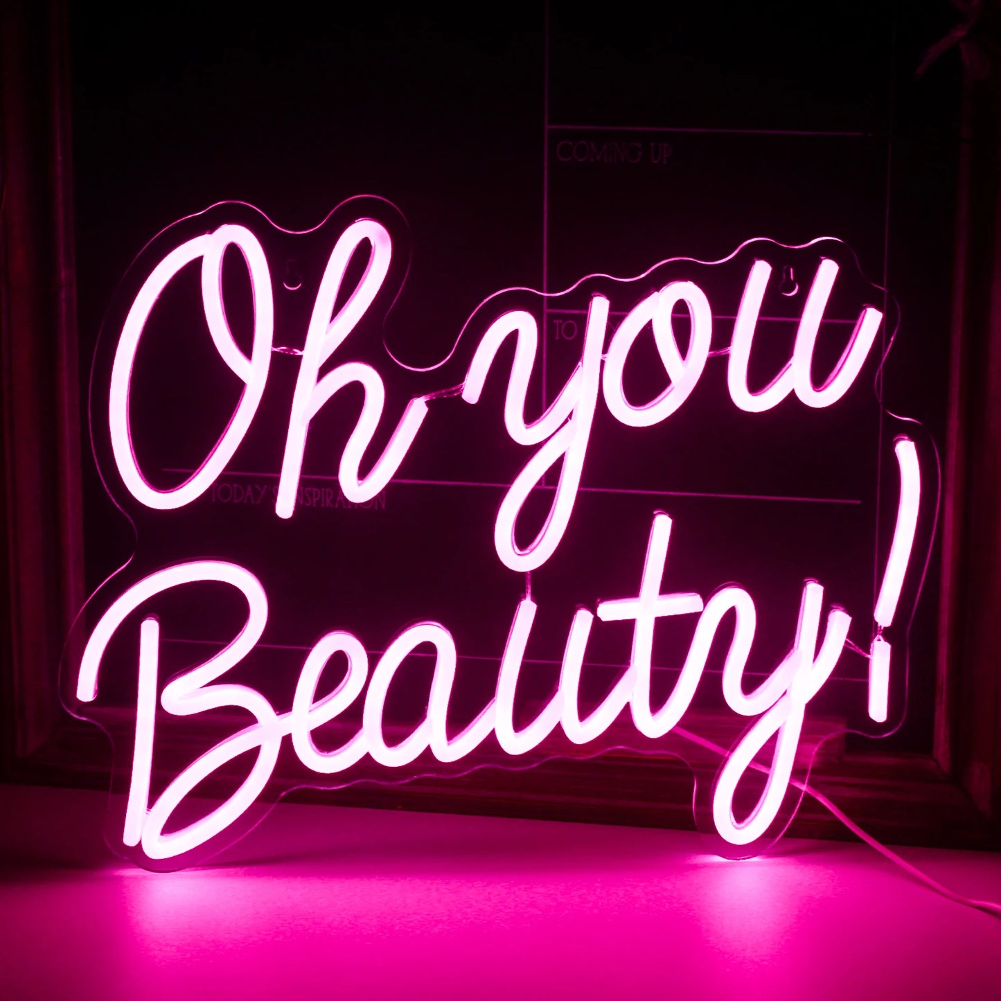 Das Bild zeigt ein leuchtendes, handgefertigtes LED-Neonschild mit den Worten „Oh You Beauty“.