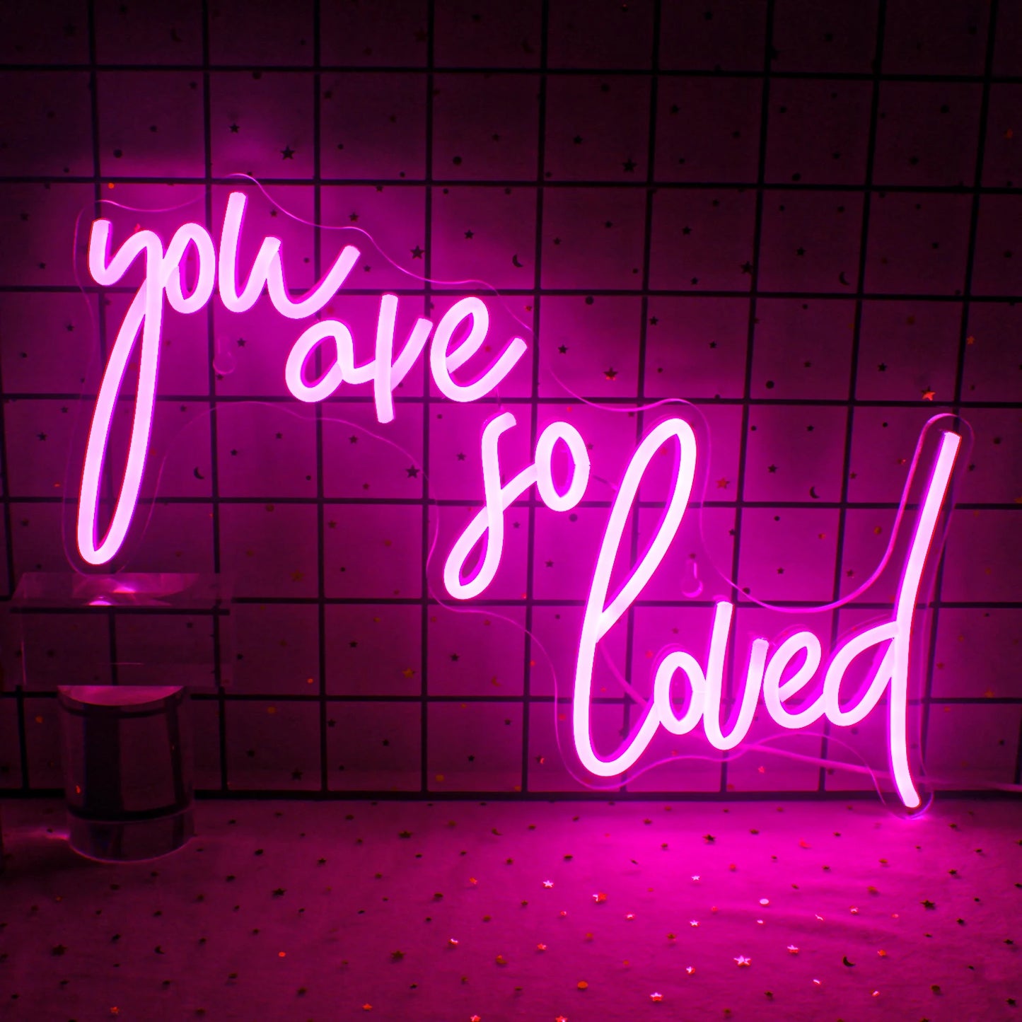 Das Bild zeigt ein leuchtendes LED-Neonschild mit den Worten „You Are So Loved“ in eleganter Schreibschrift.
