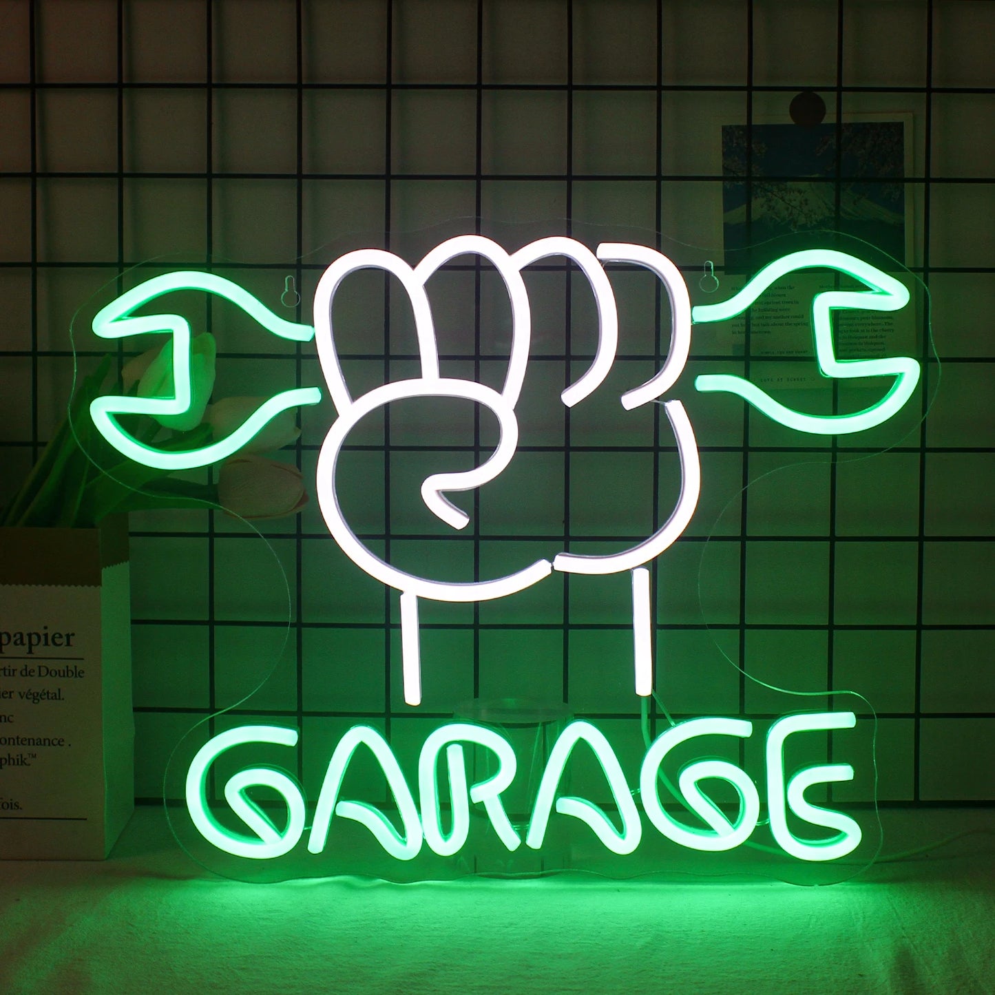Ein leuchtendes LED-Neonschild mit dem Wort „Garage“, das in kräftigen, auffälligen Buchstaben leuchtet.