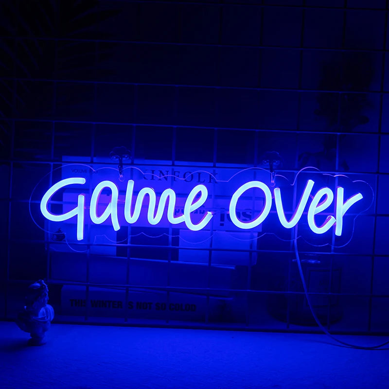 Das Bild zeigt ein leuchtendes LED-Neonschild mit der Aufschrift „Game Over“.