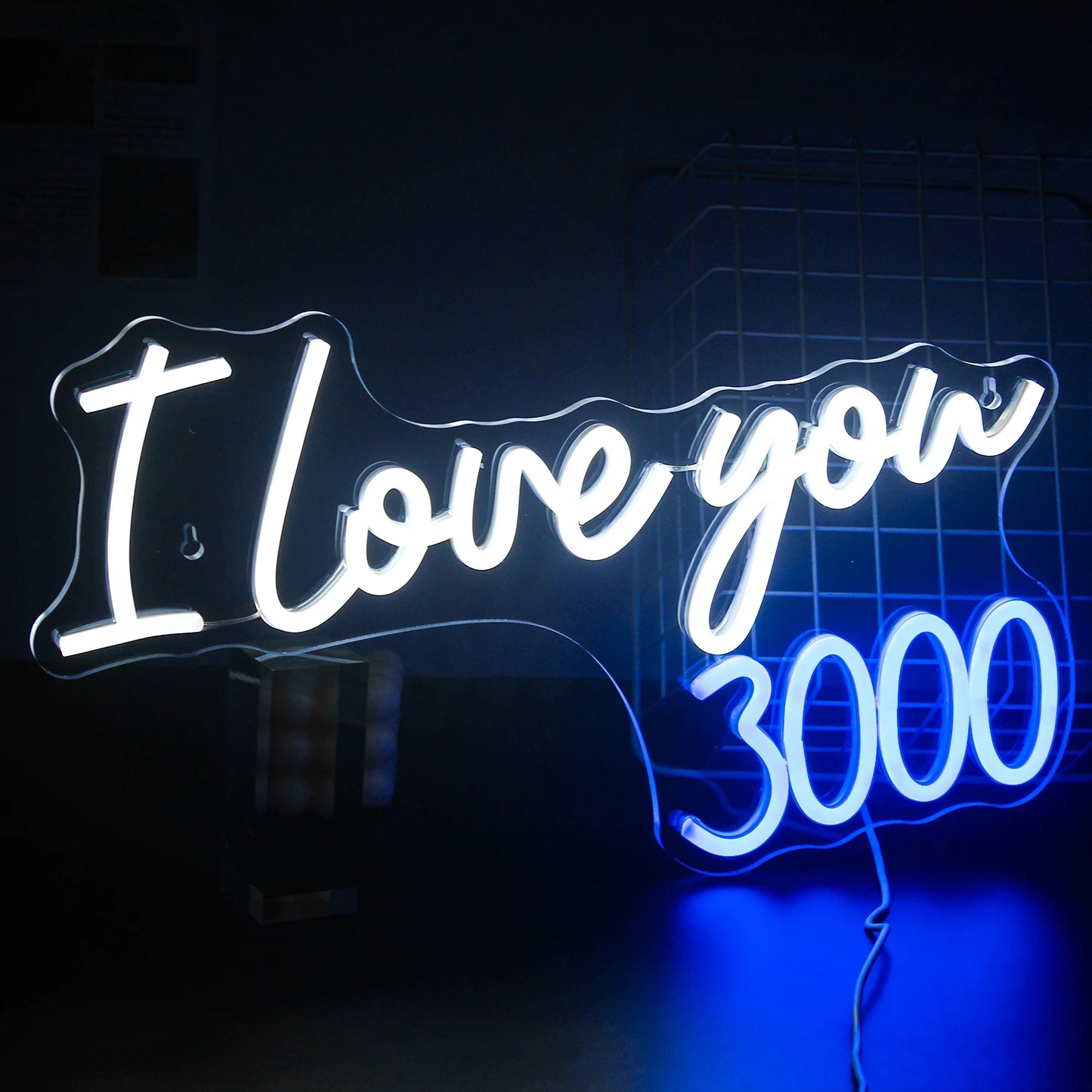 Ein leuchtendes LED-Neonschild mit dem Satz „Ich liebe dich 3000 Mal“ in einer verspielten, kursiven Schriftart.