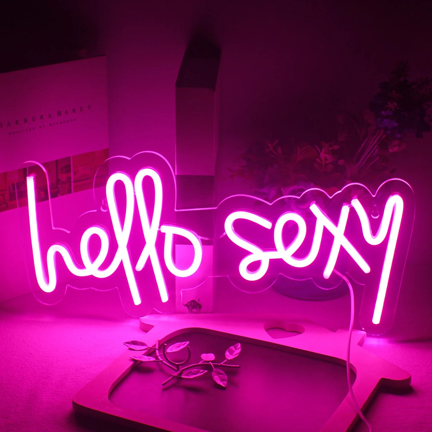 Das Bild zeigt ein leuchtendes LED-Neonschild mit der Aufschrift „Hello Sexy“.