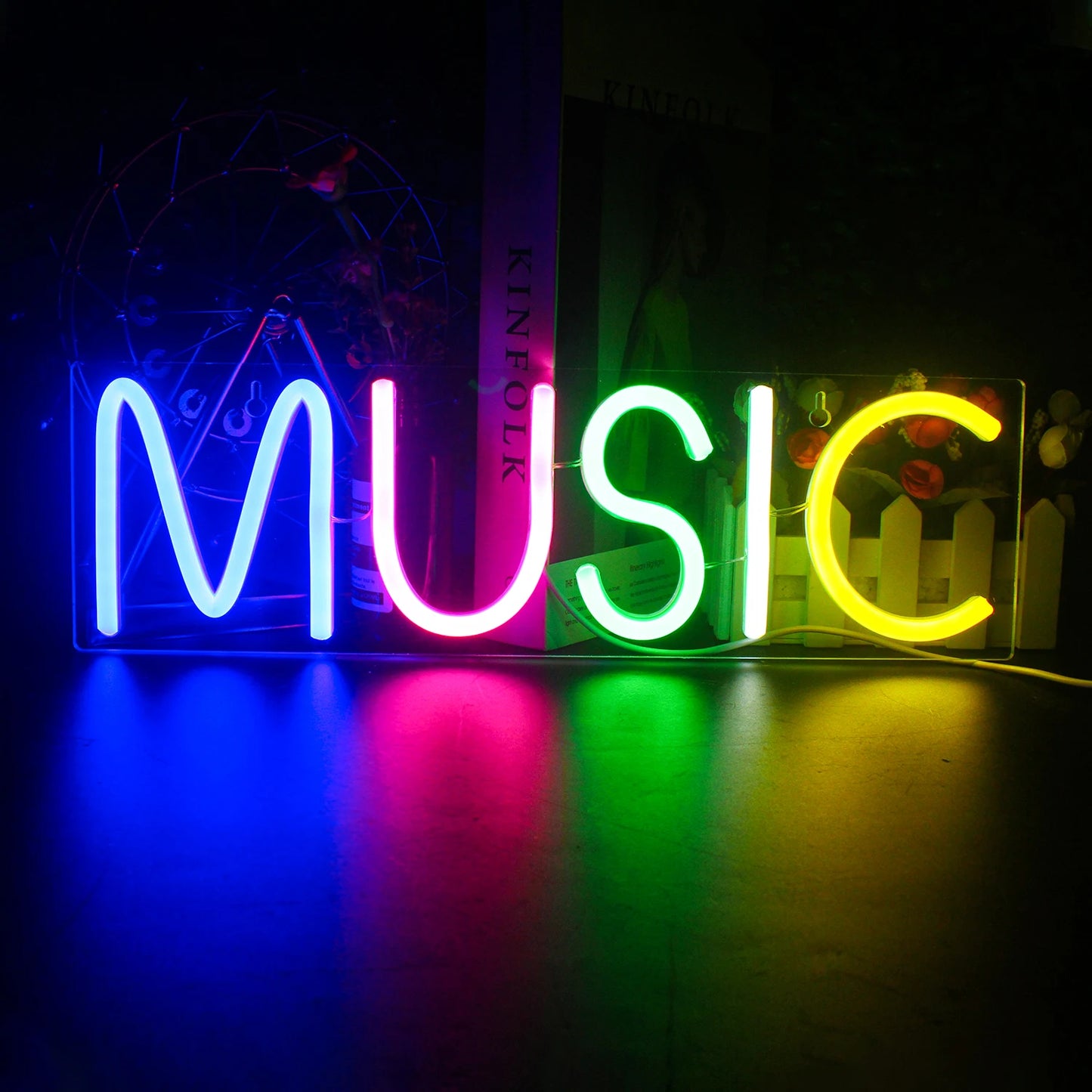 „Das Bild zeigt ein leuchtendes LED-Neonschild in Form einer Musiknote.