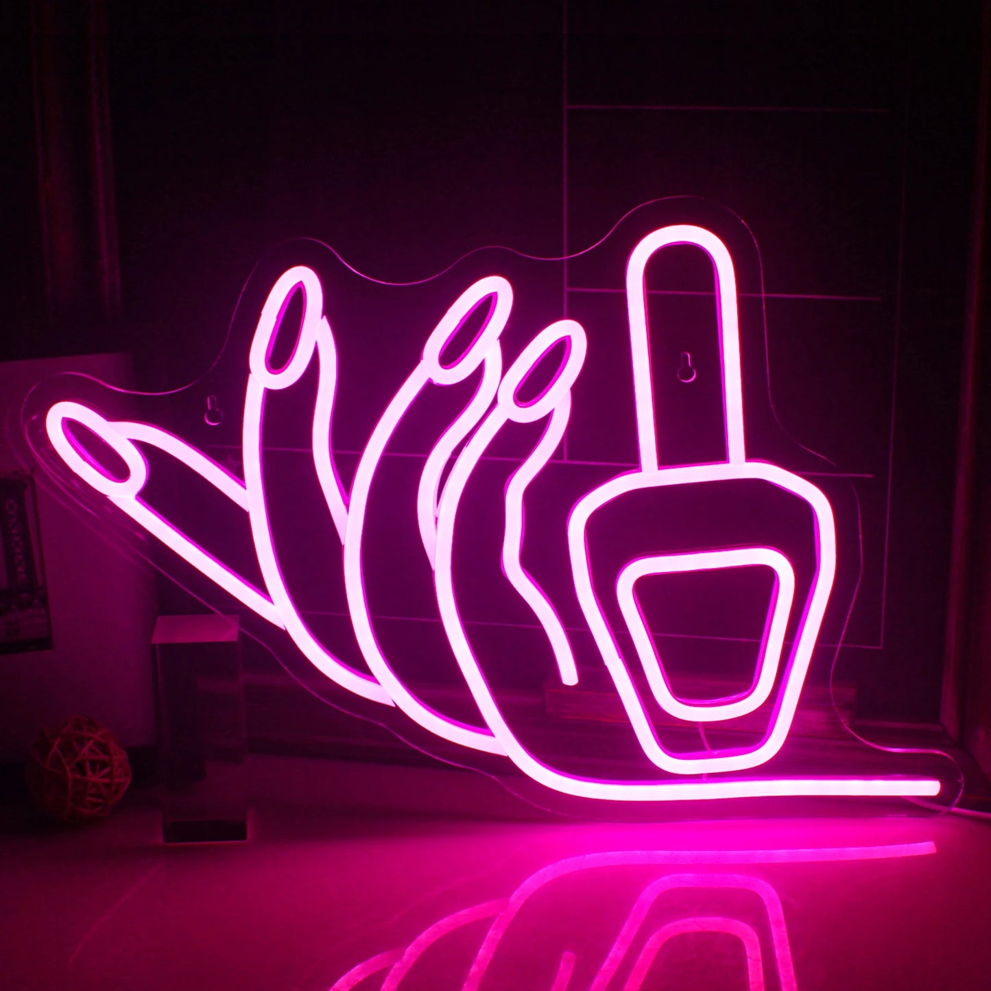 Das Bild zeigt ein lebendiges, handgefertigtes LED-Neonschild in Form eines Nagels, das in leuchtendem Pink leuchtet.