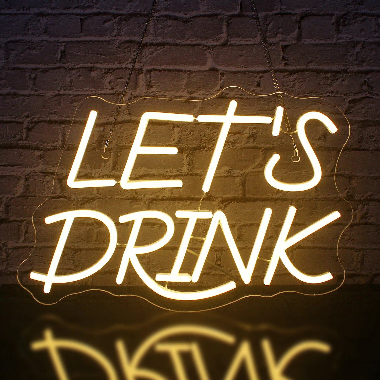 Ein leuchtendes LED-Neonschild mit den Worten „Let’s Drink“, das in strahlendem Weiß leuchtet.