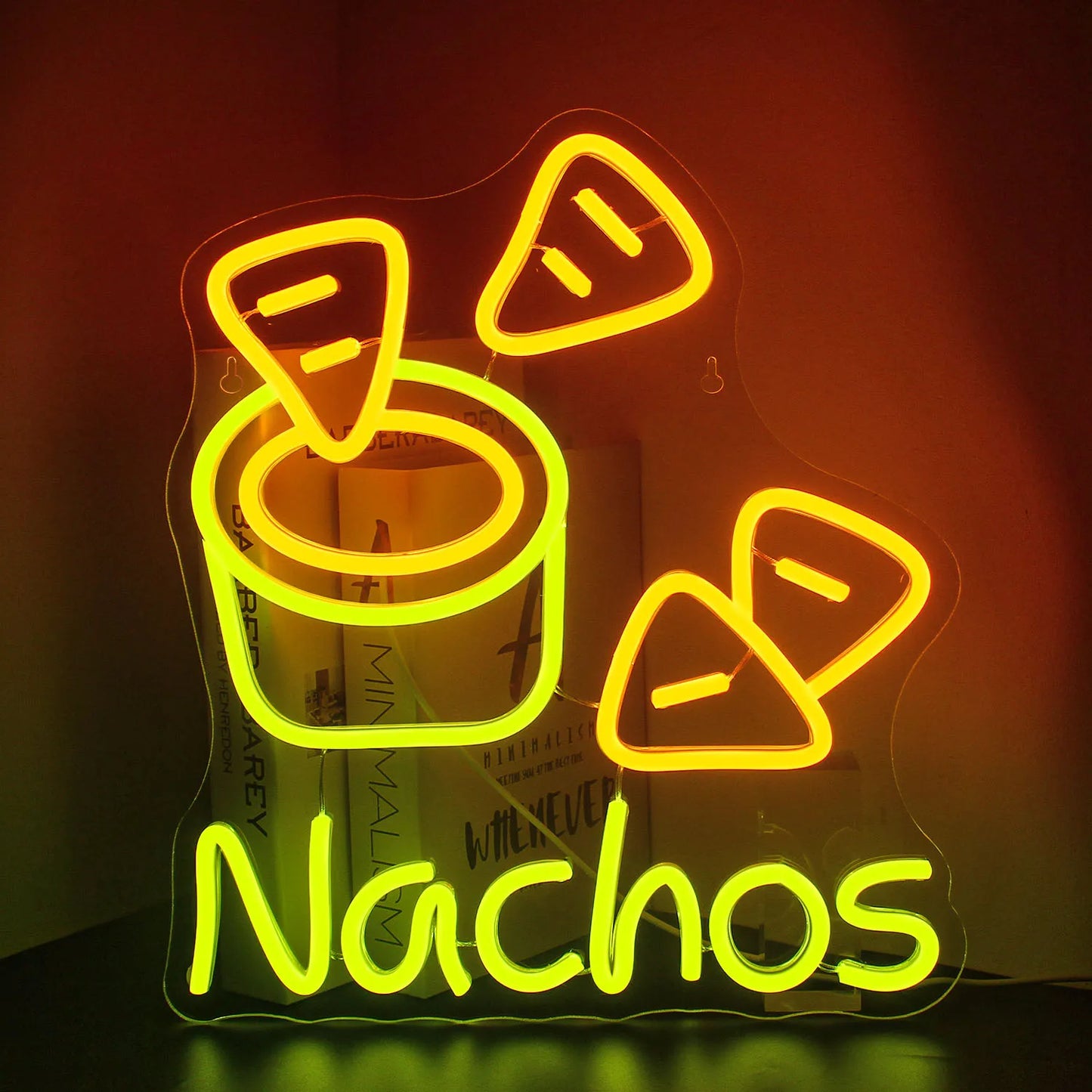 Ein leuchtendes LED-Neonschild, das einem Teller Nachos ähnelt.