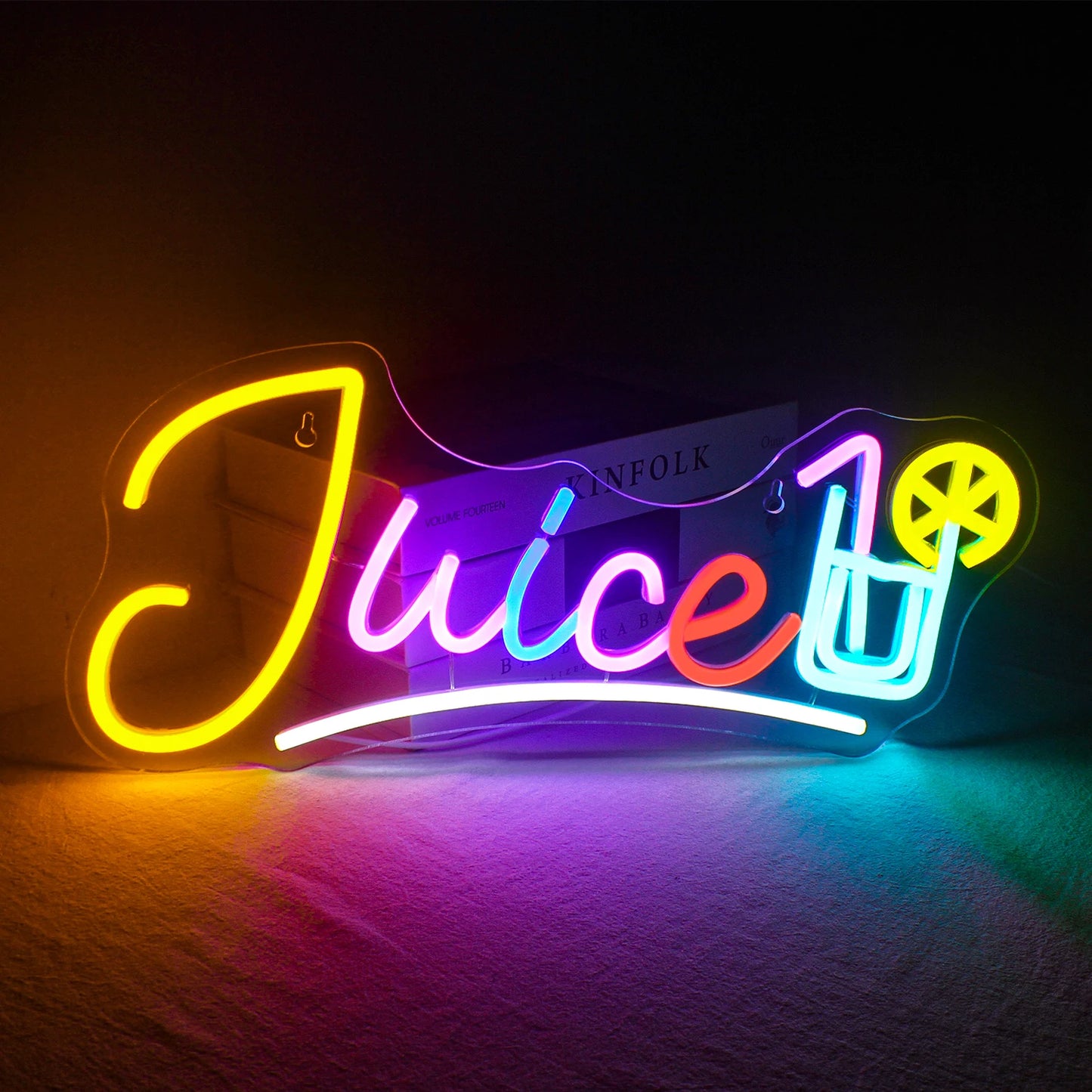 „Bild, das ein leuchtendes LED-Neonschild in Form eines Saftbechers mit Strohhalm und skurrilen Spritzelementen zeigt.